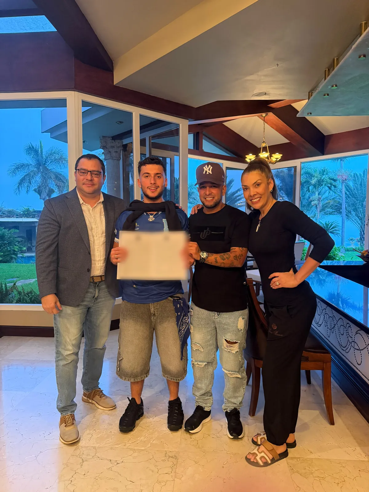 Safie sostiene el acuerdo firmado junto al equipo de LAI Music durante el acto de incorporación al sello